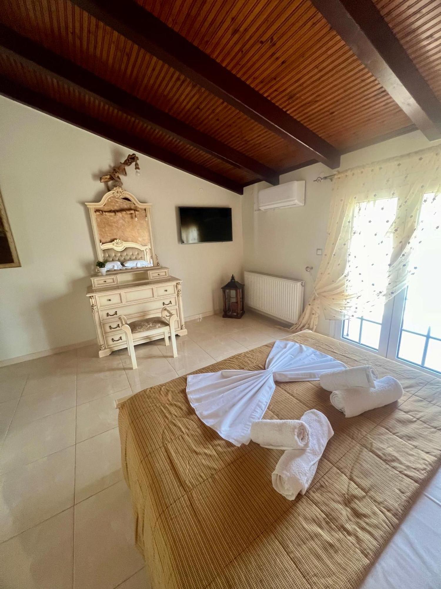 Liberis Loft Suite อาร์กอสโตลี ภายนอก รูปภาพ
